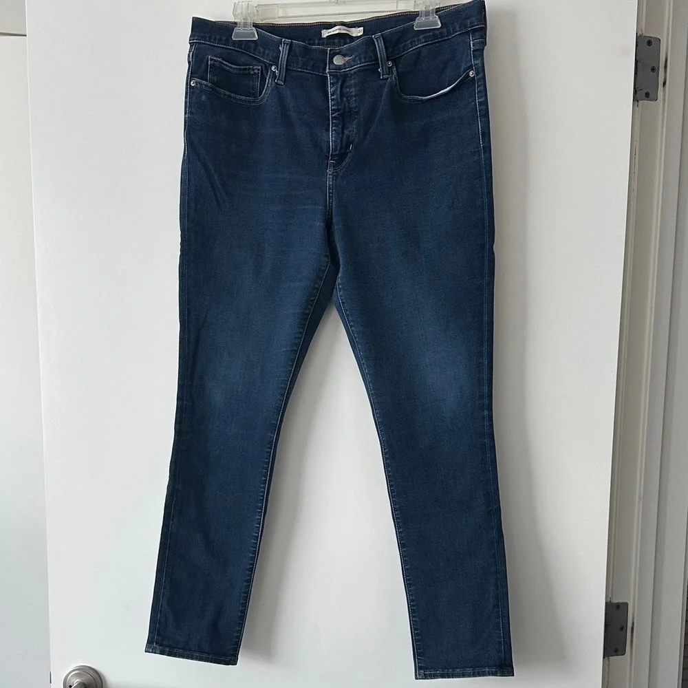 EUC Levi's Women's 311 Shaping Skinny Jeans - Dark Blue Wash / Size 32 - Picture 5 of 7
